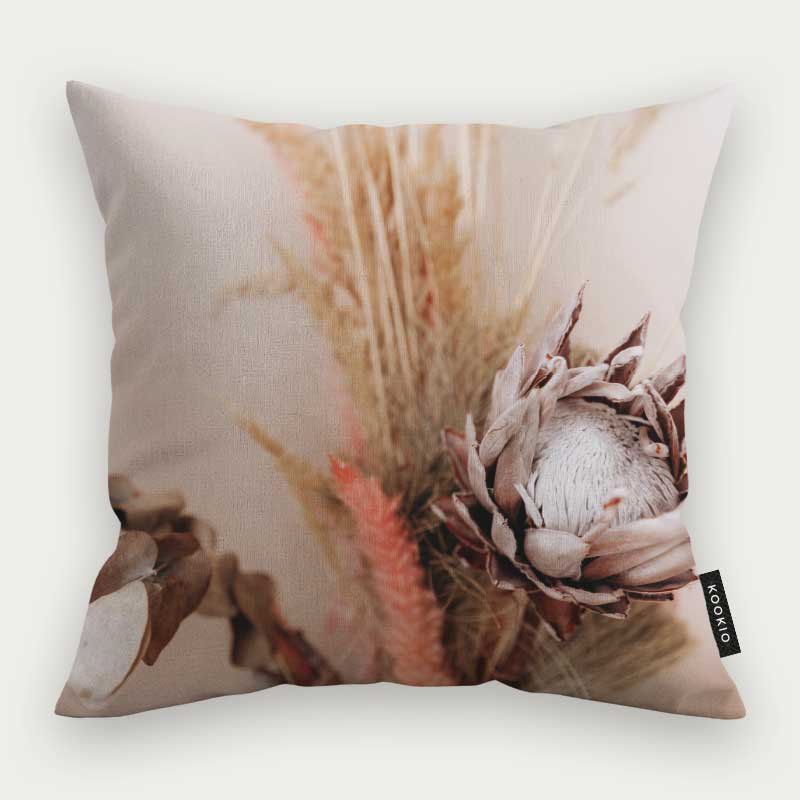 Dubbelzijdig Kookio sierkussen van 45x45 cm in zacht beige met droogbloemen print en luxe matte afwerking bij Brightstore