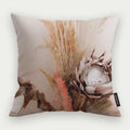 Dubbelzijdig Kookio sierkussen van 45x45 cm in zacht beige met droogbloemen print en luxe matte afwerking bij Brightstore