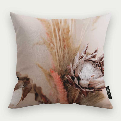 Dubbelzijdig Kookio sierkussen van 45x45 cm in zacht beige met droogbloemen print en luxe matte afwerking bij Brightstore