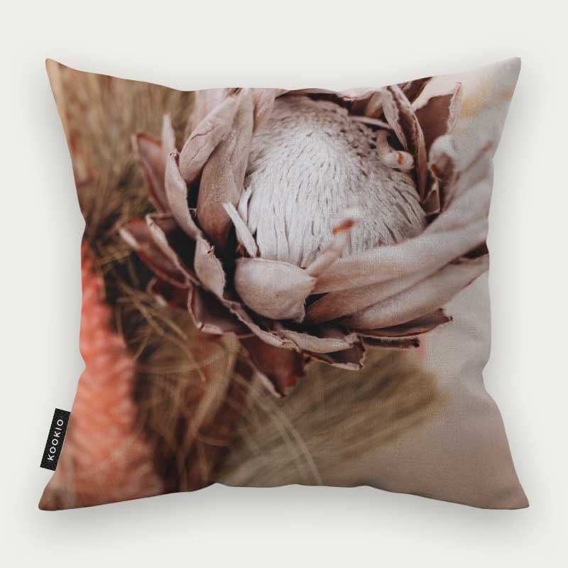 Dubbelzijdig Kookio sierkussen van 45x45 cm in zacht beige met droogbloemen print en luxe matte afwerking bij Brightstore
