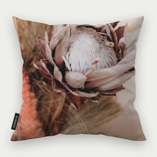Dubbelzijdig Kookio sierkussen van 45x45 cm in zacht beige met droogbloemen print en luxe matte afwerking bij Brightstore